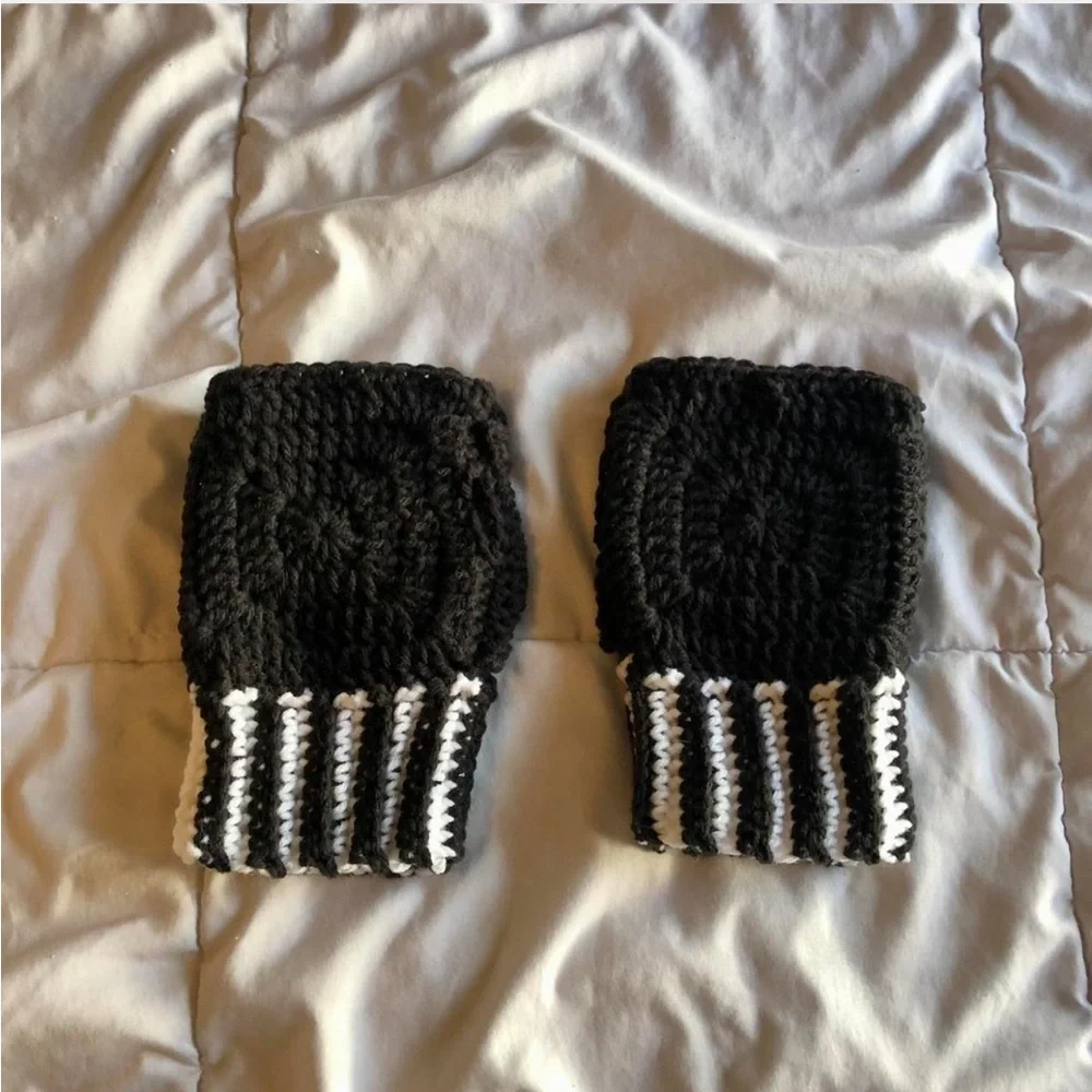 crochet black and white star fingerless gloves/handwarmers